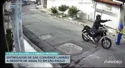 Vítima de roubo convence o bandido a deixá-lo ir porque os dois são torcedores do Palmeiras, que perdeu recentemente