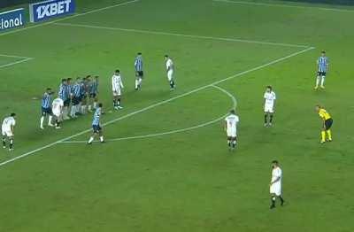 Jogada ensaiada do Santos deixa a falta para o Wilton Pereira Sampaio bater