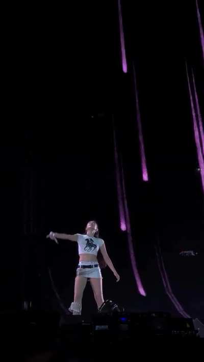 Jennie performing 