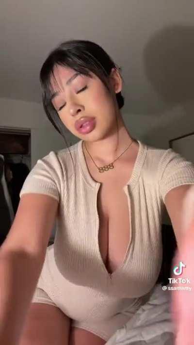 @ssamamy Perfect tits, lips, and tan. Showing you all the angles you needâ¦