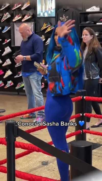 Sasha Banks at her Footlocker Meet & Greet 💙🍑