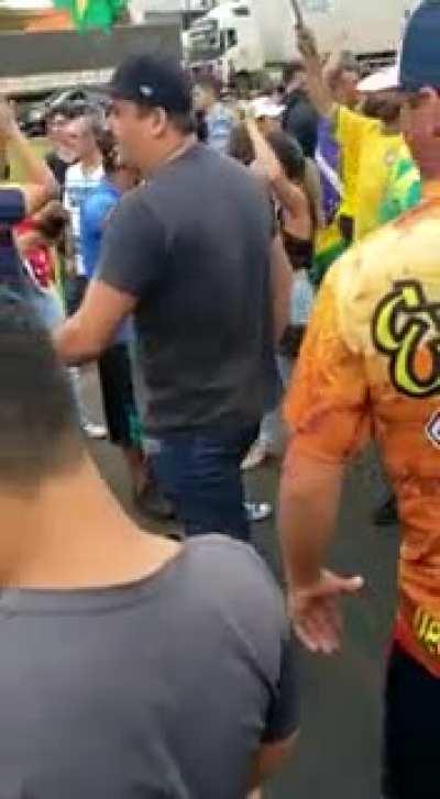 Em São José do Rio Preto isso, imagens fortes, o carro entrou com tudo