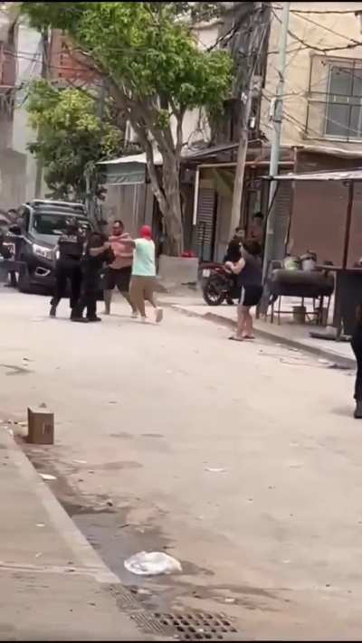 Esto es increíble: son dos borrachos contra 20 policías y la única solución que encuentran los canas es matar a uno de los tipos? NO PUEDEN SER TAN INUTILES amigo. Realmente es joda la policía de la ciudad. pasó en navidad, en la villa 20, lugano. Con la 