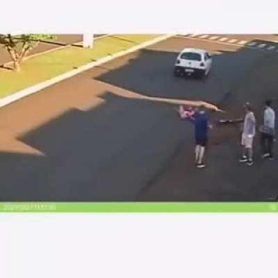 passageiro no carro abusa de ciclista ,derrubando ela no chão e o carro ainda quase passa por cima