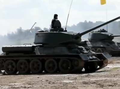 Russian T-34/85 Tank in Action!