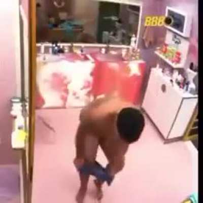Pedro anda pelado pela casa e mostra o pintinho pro Brasil