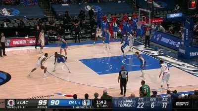 [Highlight] Kawhi takes over with his second-straight three to get to 45 points