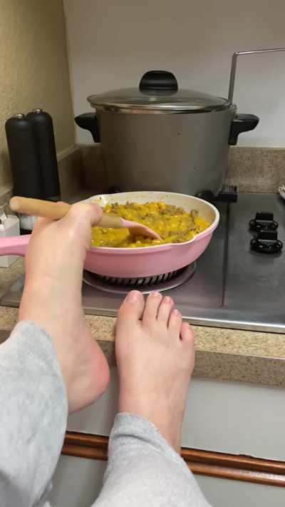 Stirring my food with my natural toes 😁🤤