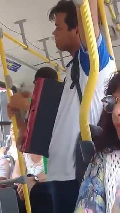 Achei um membro do erre brasillllivre no onibus