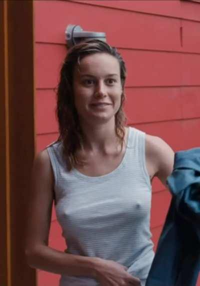 Brie Larson should not wear a bra