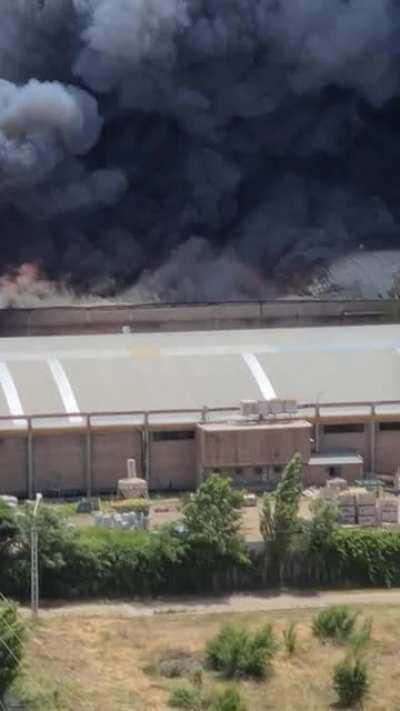 Apple warehouse caught fire after guy welds next to polyurethane.Neuquen, Argentina 26/11/20