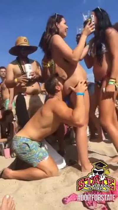 Eating her ass in a crowded public beach...crazy dude 🤣