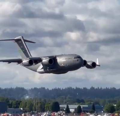 A few weeks ago at PDX. This C-17 Globemaster departed like an F-15.