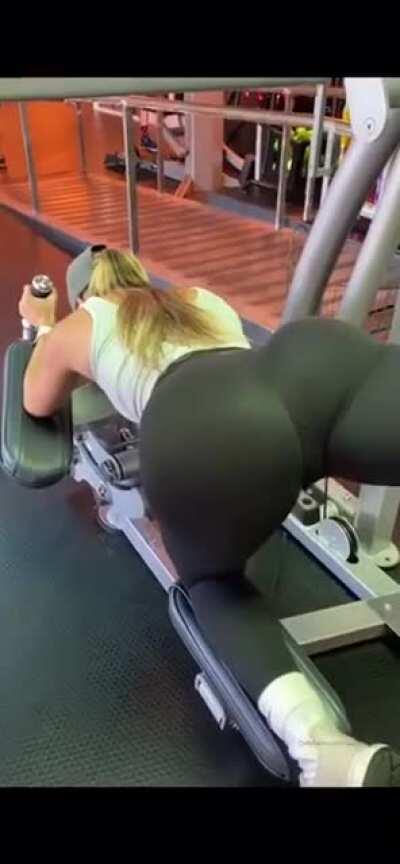 How do girls not expect us to look bruh