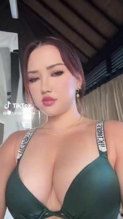 @itstinakitsune dont mind my sister's boobsies focus on the task haha who do you think has the best side eye ^^