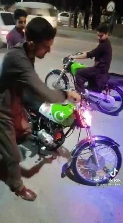 Maverick vinales entering the pits