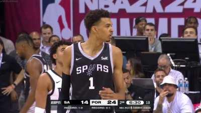 [Highlight] Victor Wembanyama tips the ball to himself and slams it down!