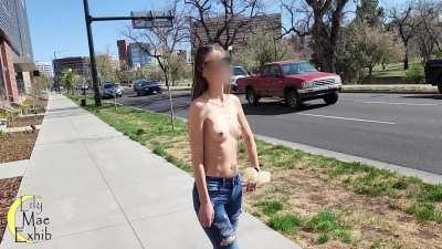 So hot putting on a show for rush hour traffic! [GIF]