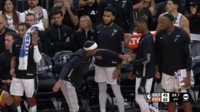 [Highlight] Wemby with the poster for his first FG of the night at the end of the 1st half (with replay)