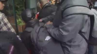 Man in emperor costume beats up CCP supporter outside of Xi's hotel in San Francisco