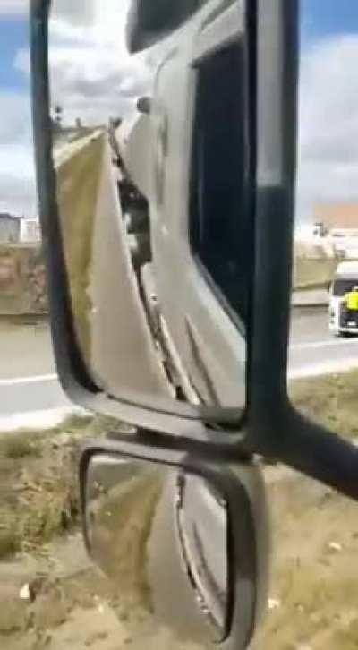 Outro ângulo do vídeo do bolsonarista sendo levado por um caminhão