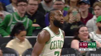 [Highlight] Jaylen Brown waves his left hand to the crowd after the lefty and-1