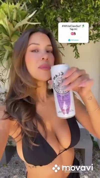 Funny how she thinks ppl are looking at what’s in her hand 😅