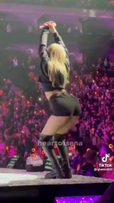 Here we can observe the duality of Sana 😍