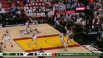 [Highlight] Giannis spins on Struss and hits the reverse slam!