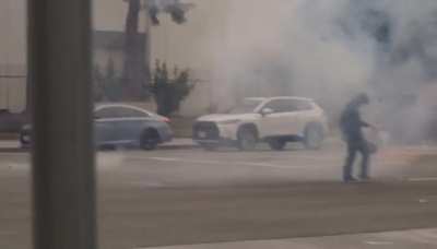 This fucking skateboarder being pelted with munitions at the ICE protest and flipping them off nonchalantly
