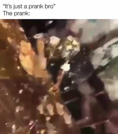 Depois reclama quando ataca uma escola 