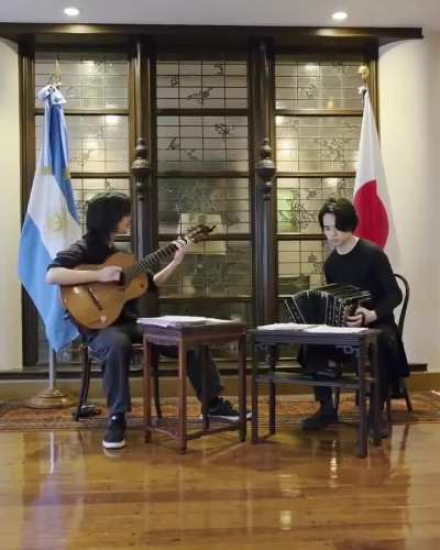 Los músicos japoneses Takatoki SUZUKI (bandoneón) y Hiroki FUKUI (guitarra) interpretan 