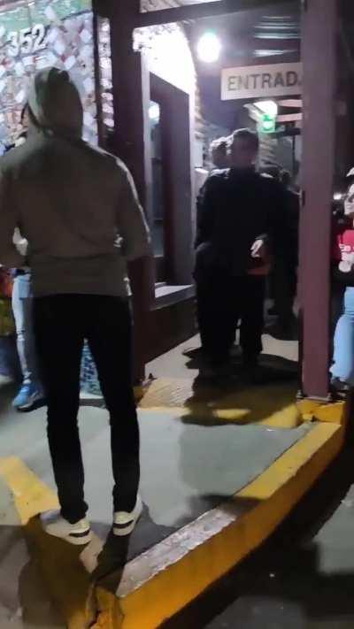 Estudiantes de la universidad de Quilmes echaron a simpatizantes de Milei que repartían folletos