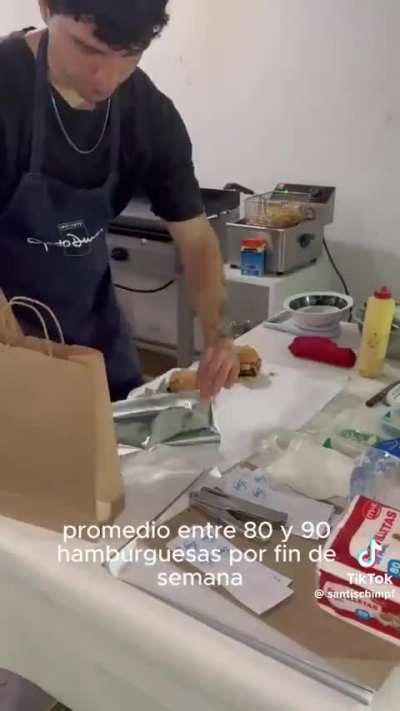 un pibe cumplio un año vendiendo hamburguesas desde casa y cuenta como hizo todo su emprendimiento