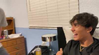 Gringos saludan a illojuan, upvote para que lo vea 🥹