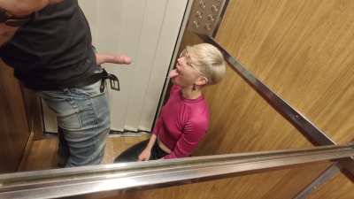 We used the elevator to buy ourselves some time before arriving at the room.