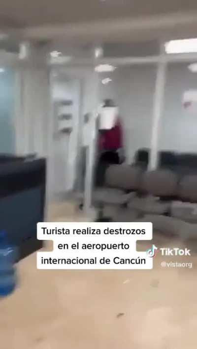 Man in Cancun airport threatens people in the hopes of getting his passport