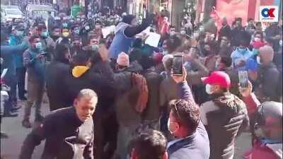 प्रधानमन्त्री ओलीको समर्थनमा पोखरामा प्रदर्शन