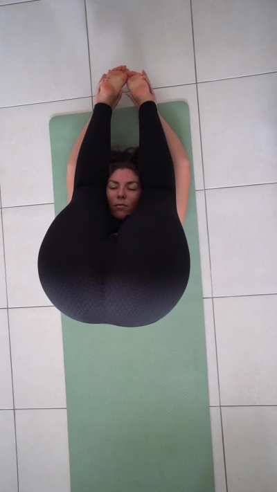 Arching that big booty in black yoga pants