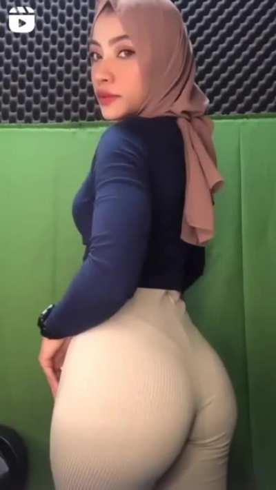 Hijab girl with big ass 😍