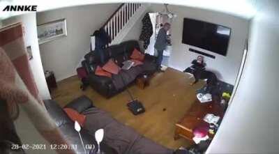 Ele se assustou com a vassoura