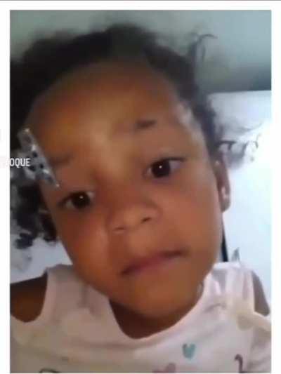 Criança com lâminas