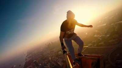 Mustang Wanted is back! For his return, he climbs atop a 452-meter crane in Dubai