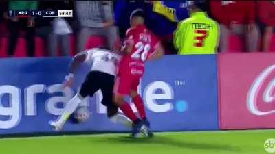 Argentinos Juniors x Corinthians | Cartão vermelho - Raul Gustavo 59'