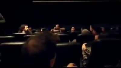 Pelea en un cine