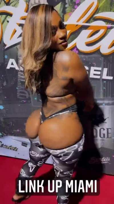 She got the kinda cheeks you gotta spread apart during doggy 😩😭😍🍑😢🏆💎