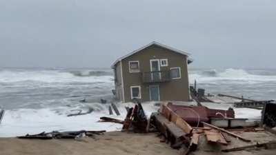🔥 Nature bats last. Another Rodanthe (OBX), NC home taken by the sea. Original video by Cape Hatteras NPS. Link to more photos/video in comments.