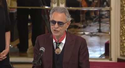 Andrea Bocelli interpreta Bésame Mucho en el Salón Blanco de Casa Rosada