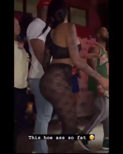 They called her a hoe and she reposted it 😂 she know she is