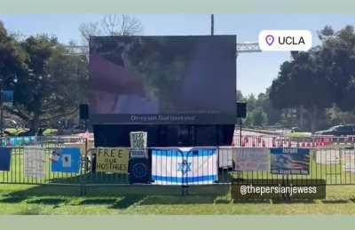 В Лос-Анджелесе перед лагерем пропалестинцев в университете UCLA активисты установили большой экран — на нем показывают видеозаписи, сделанные боевиками ХАМАС, которые убивали израильтян 7 октября.